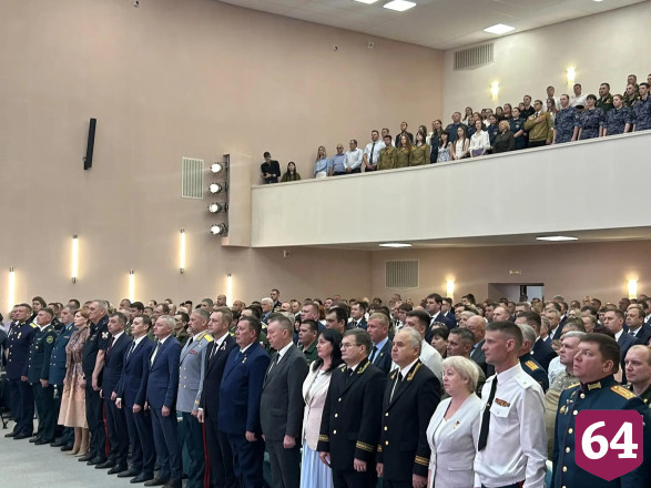 В саратовском правительстве перед Днем России исполнили патриотические песни